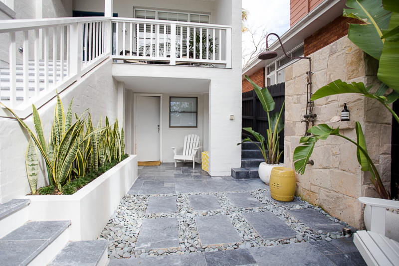 Esempio di un patio o portico stile marino di medie dimensioni e in cortile con pavimentazioni in pietra naturale e nessuna copertura
