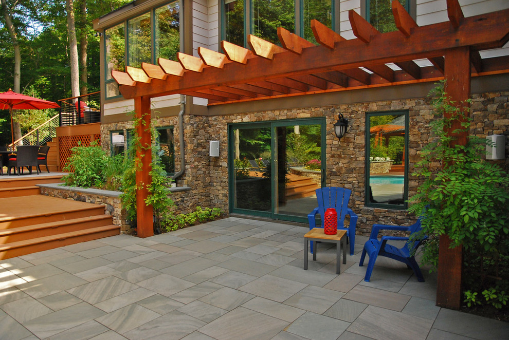Große Asiatische Pergola hinter dem Haus mit Outdoor-Küche und Natursteinplatten in Washington, D.C.