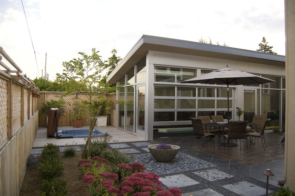 Идея дизайна: двор в современном стиле с покрытием из плитки без защиты от солнца
