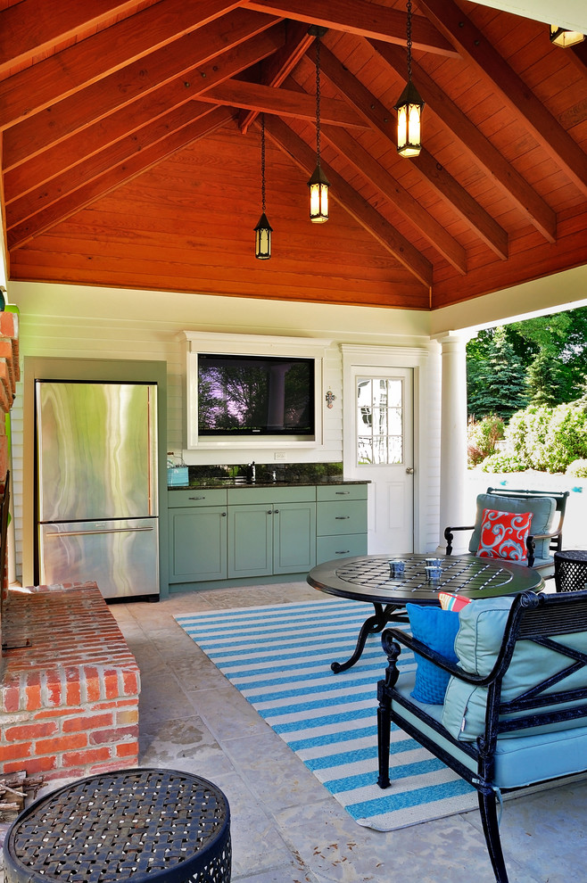 Foto de patio clásico grande en patio trasero con cocina exterior, adoquines de hormigón y pérgola