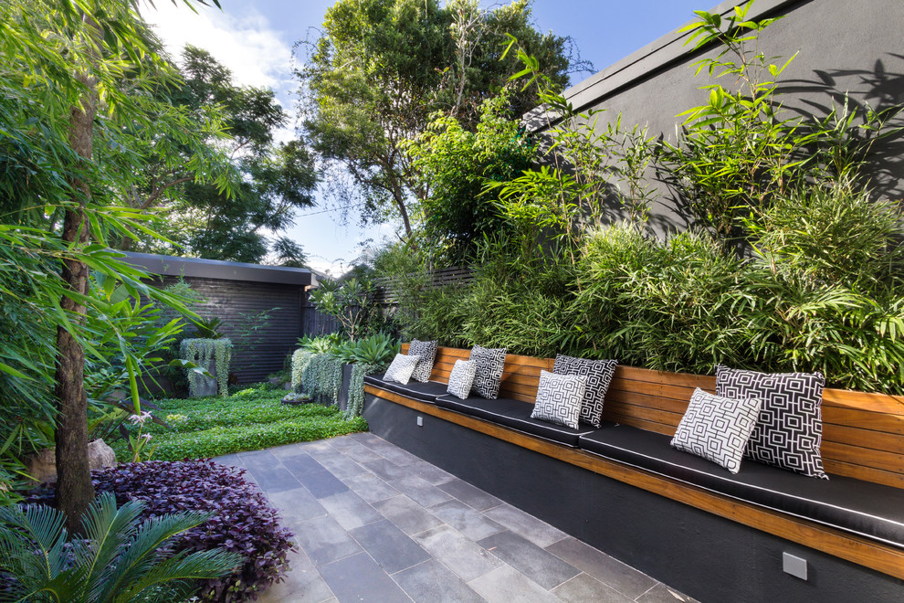 Unbedeckter Moderner Patio hinter dem Haus mit Natursteinplatten in Sydney