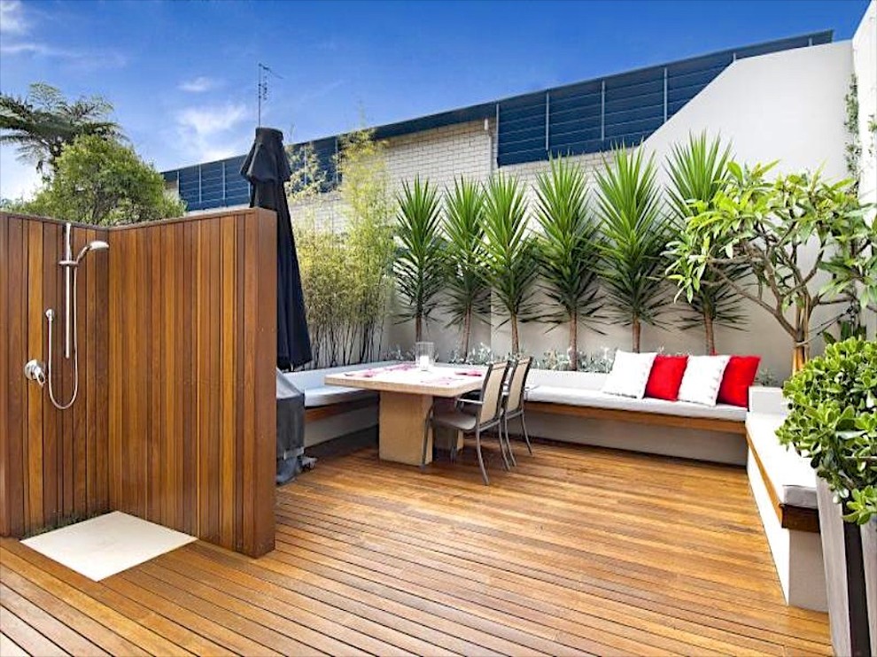 Idée de décoration pour une terrasse marine de taille moyenne avec une cour et aucune couverture.