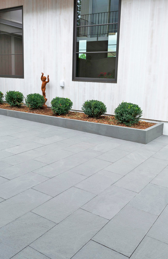 Ispirazione per un patio o portico minimalista in cortile con pavimentazioni in pietra naturale