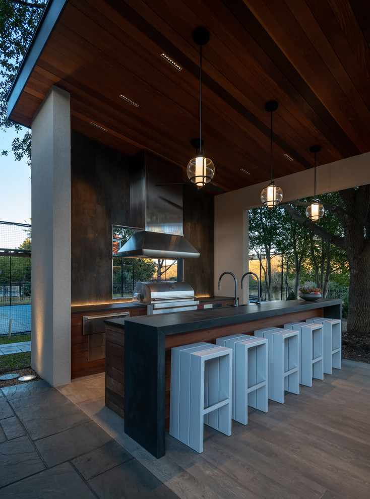 Идея дизайна: большая беседка во дворе частного дома на заднем дворе в современном стиле с летней кухней и мощением тротуарной плиткой