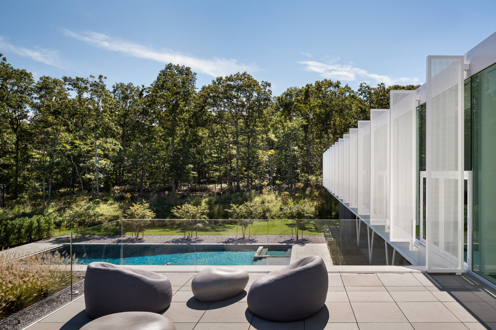 Cette image montre une grande terrasse minimaliste.