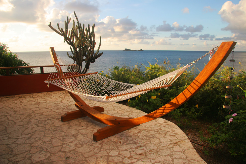 Exemple d'une terrasse exotique avec des pavés en pierre naturelle et aucune couverture.