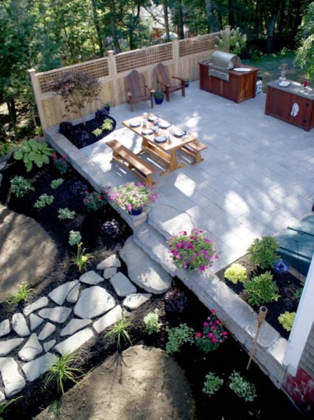 Cette image montre une grande terrasse arrière traditionnelle avec une cuisine d'été, des pavés en béton et aucune couverture.