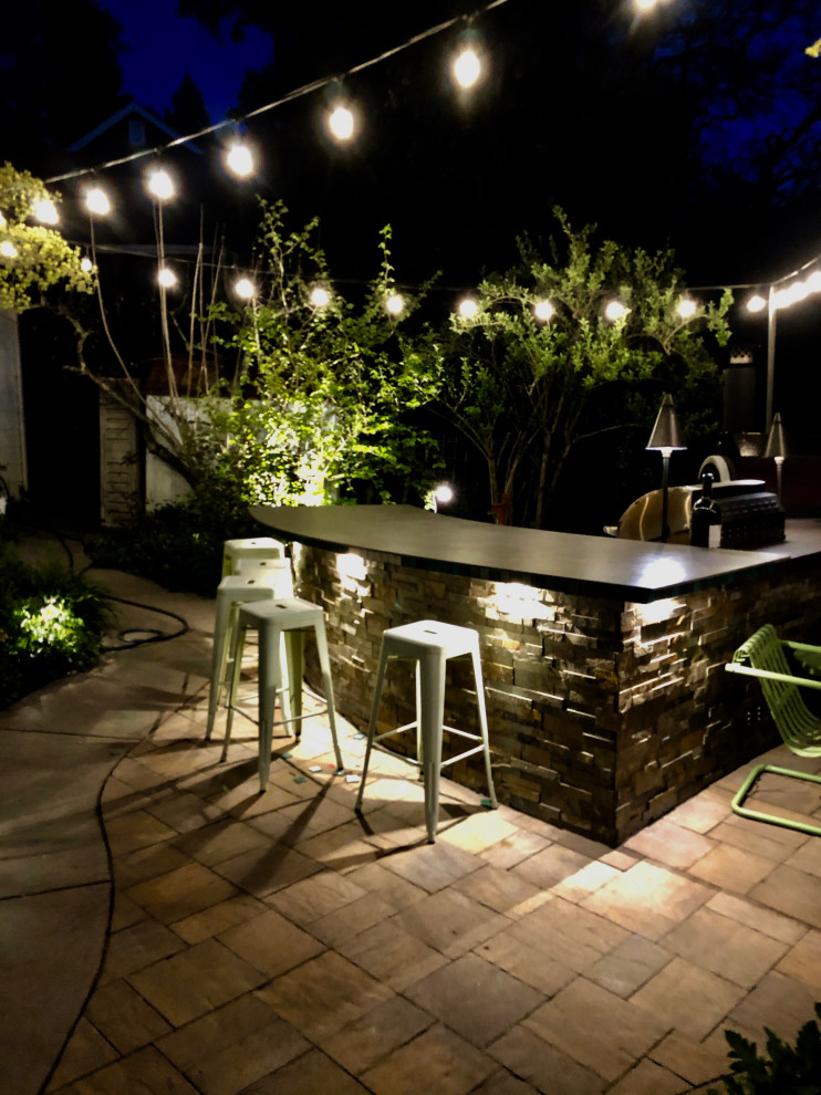 Diseño de patio ecléctico de tamaño medio en patio trasero con cocina exterior y adoquines de hormigón