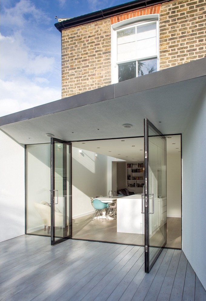 Photo of a contemporary patio in London.