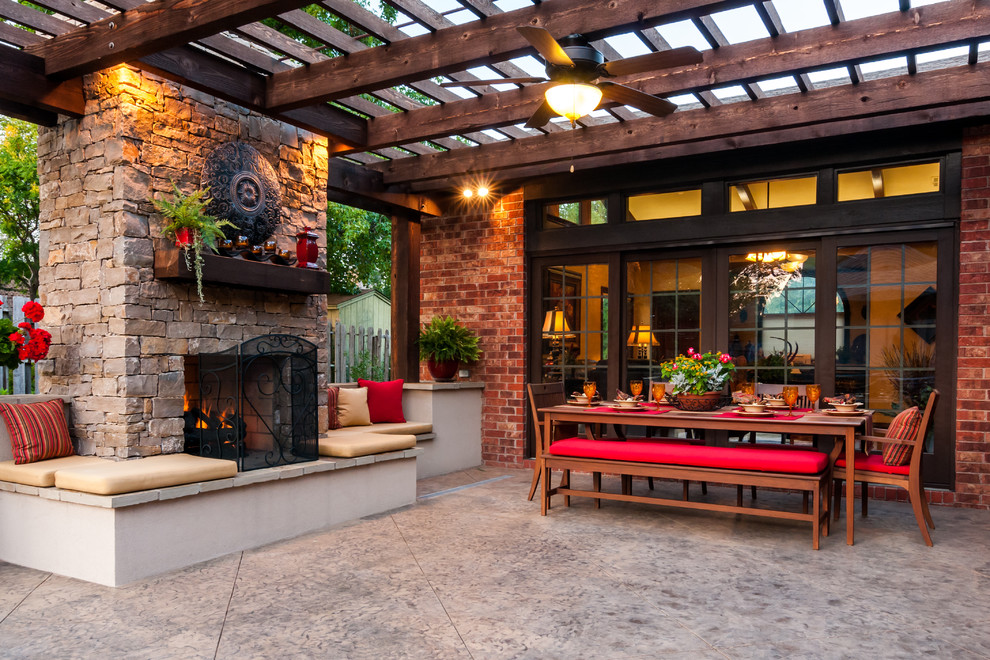 Foto de patio clásico grande en patio trasero con brasero, pérgola y adoquines de hormigón