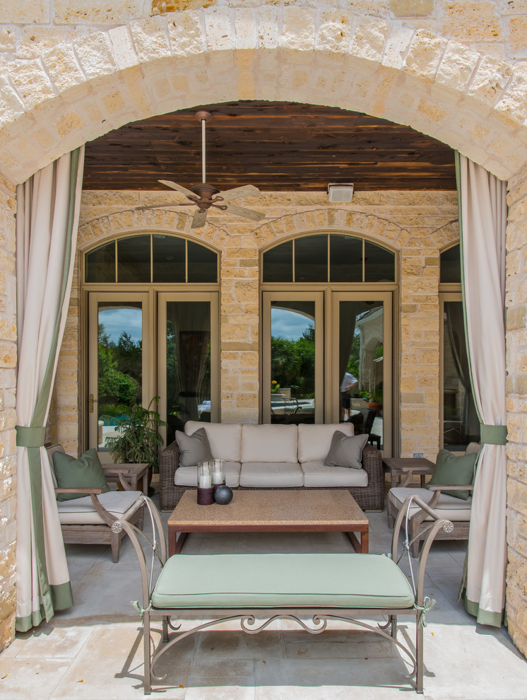 Imagen de patio tradicional renovado en patio trasero y anexo de casas con adoquines de piedra natural