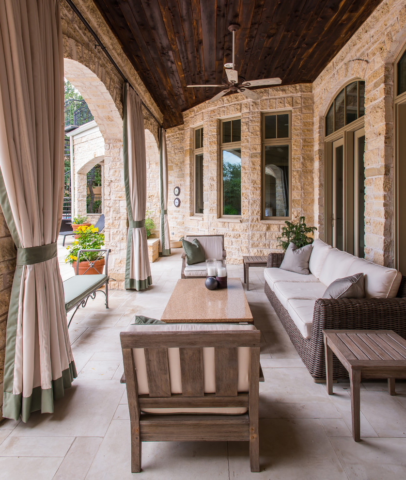 Idée de décoration pour une terrasse arrière tradition avec des pavés en pierre naturelle et une extension de toiture.