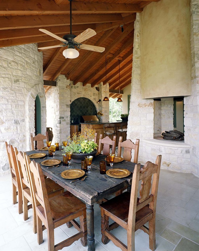 Großer Mediterraner Patio hinter dem Haus mit Outdoor-Küche und Natursteinplatten in Austin