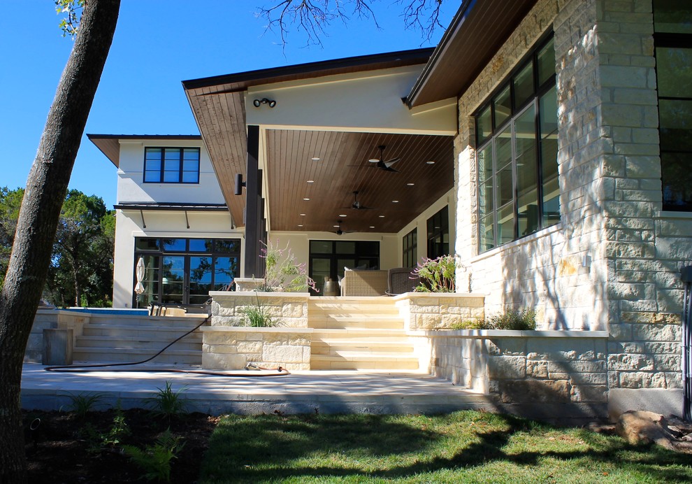 На фото: большой двор на заднем дворе в современном стиле с покрытием из каменной брусчатки без защиты от солнца с