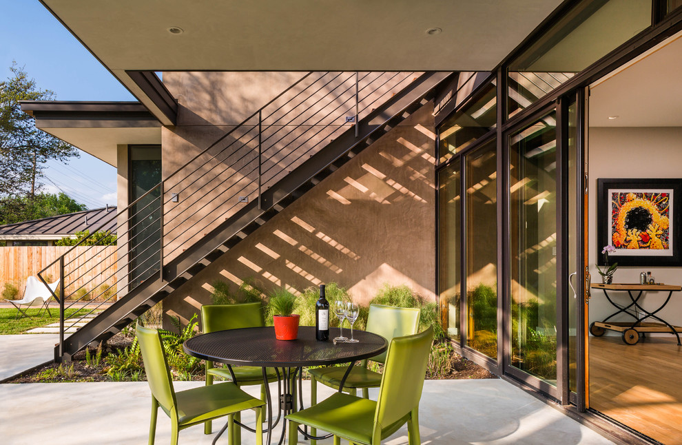 Источник вдохновения для домашнего уюта: двор в современном стиле с покрытием из бетонных плит и навесом