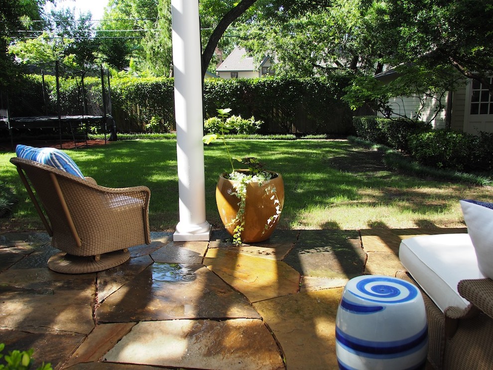 Modelo de patio tradicional de tamaño medio en patio trasero con adoquines de piedra natural y pérgola
