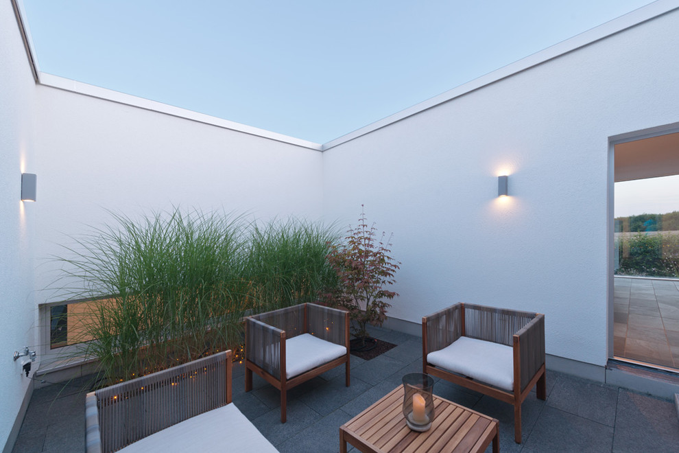 Пример оригинального дизайна: маленький двор на внутреннем дворе в стиле модернизм с покрытием из каменной брусчатки без защиты от солнца для на участке и в саду