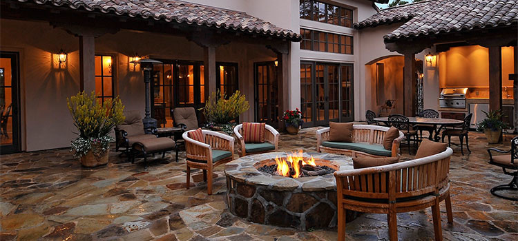 Пример оригинального дизайна: большой двор на заднем дворе в классическом стиле с покрытием из каменной брусчатки без защиты от солнца