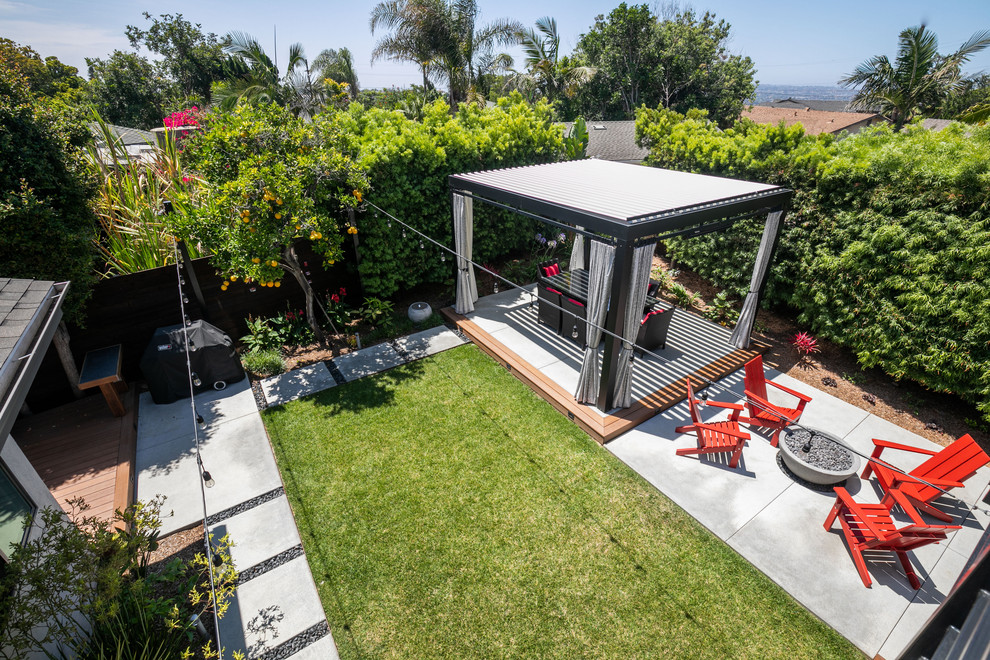 Moderner Patio hinter dem Haus mit Betonplatten in San Diego