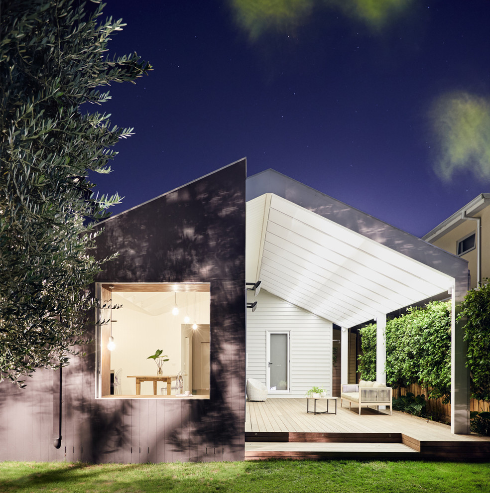 Foto di un grande patio o portico minimal dietro casa con un tetto a sbalzo e pedane