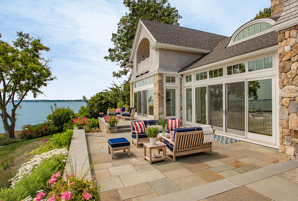 Идея дизайна: большой двор на заднем дворе в морском стиле с покрытием из каменной брусчатки без защиты от солнца