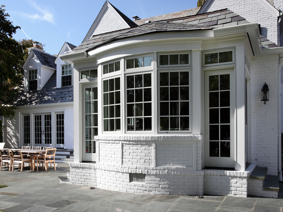 На фото: большой двор на заднем дворе в современном стиле с летней кухней и покрытием из каменной брусчатки без защиты от солнца