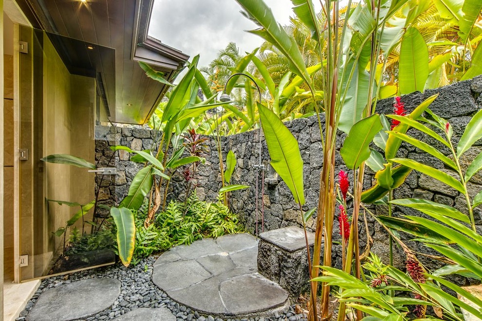 Imagen de patio exótico pequeño sin cubierta con ducha exterior y adoquines de piedra natural