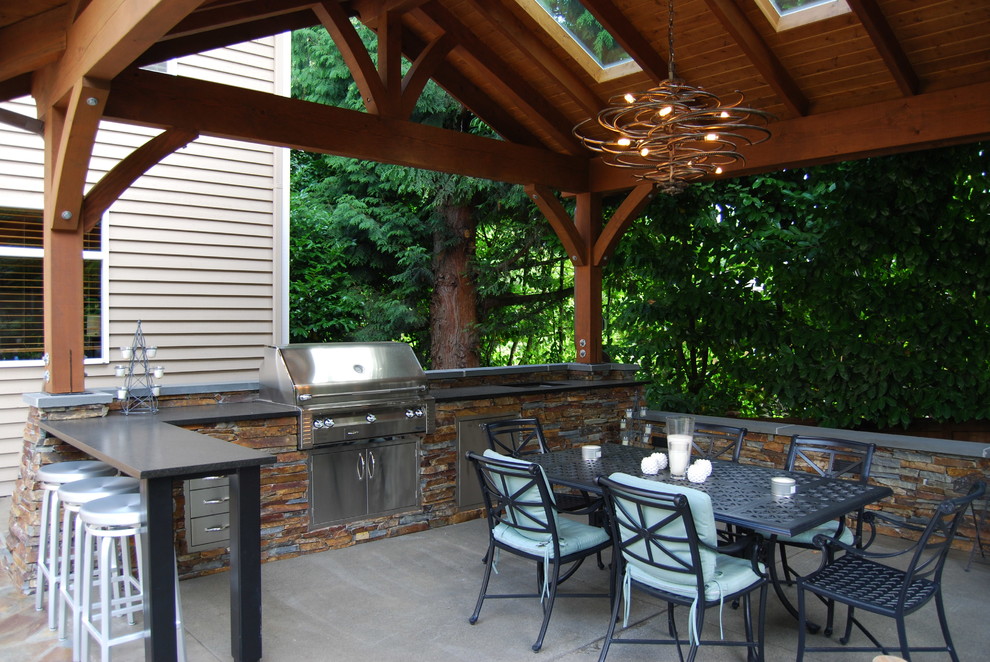 Modelo de patio clásico con cocina exterior y cenador