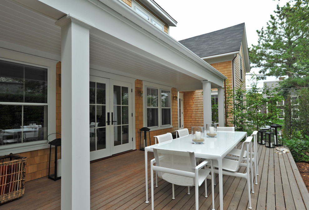 Foto di un patio o portico country di medie dimensioni e dietro casa con pedane e un tetto a sbalzo