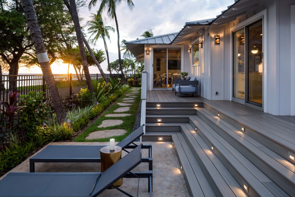 Réalisation d'une terrasse en bois arrière marine de taille moyenne avec une cuisine d'été et une extension de toiture.
