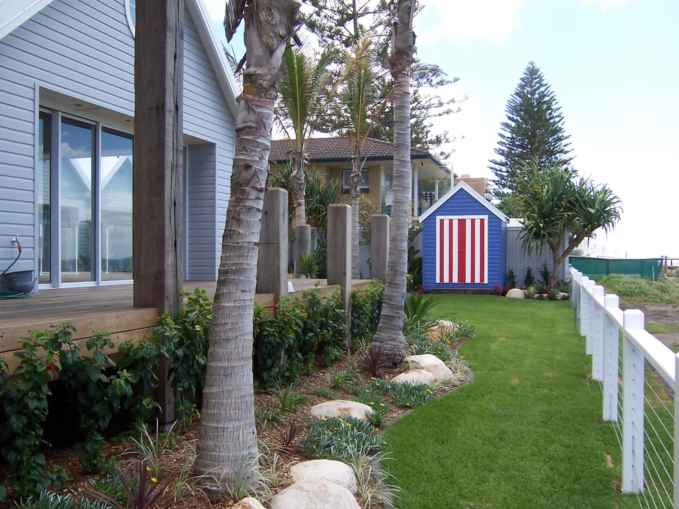 Photo of a beach style patio in Gold Coast - Tweed.