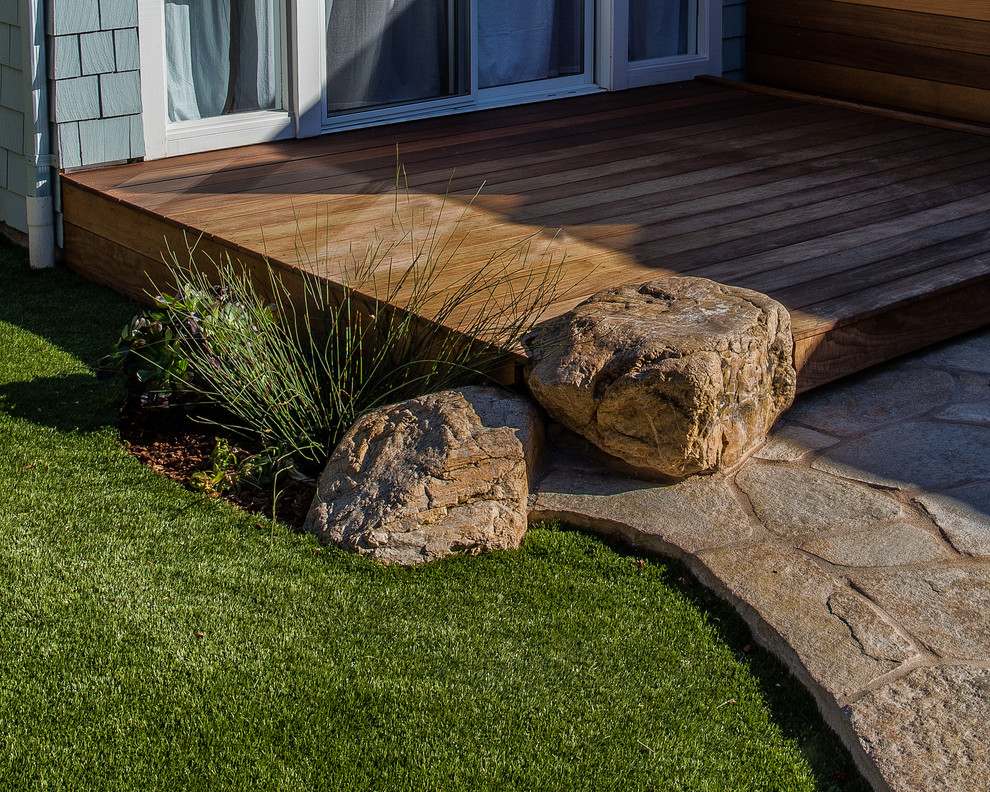 Идея дизайна: двор на заднем дворе в морском стиле с покрытием из каменной брусчатки