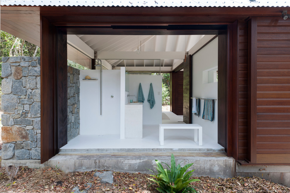 Стильный дизайн: двор в морском стиле с летним душем и навесом - последний тренд