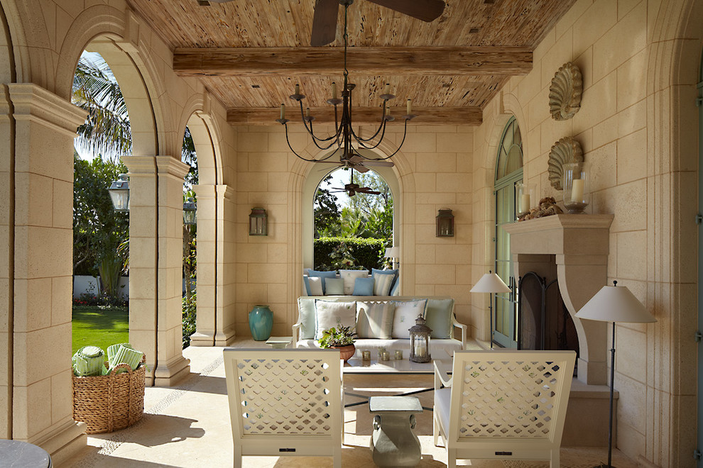 マイアミにある地中海スタイルのおしゃれな裏庭のテラスの写真