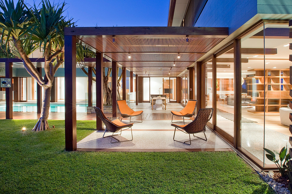 Contemporary back patio in Gold Coast - Tweed with a pergola.