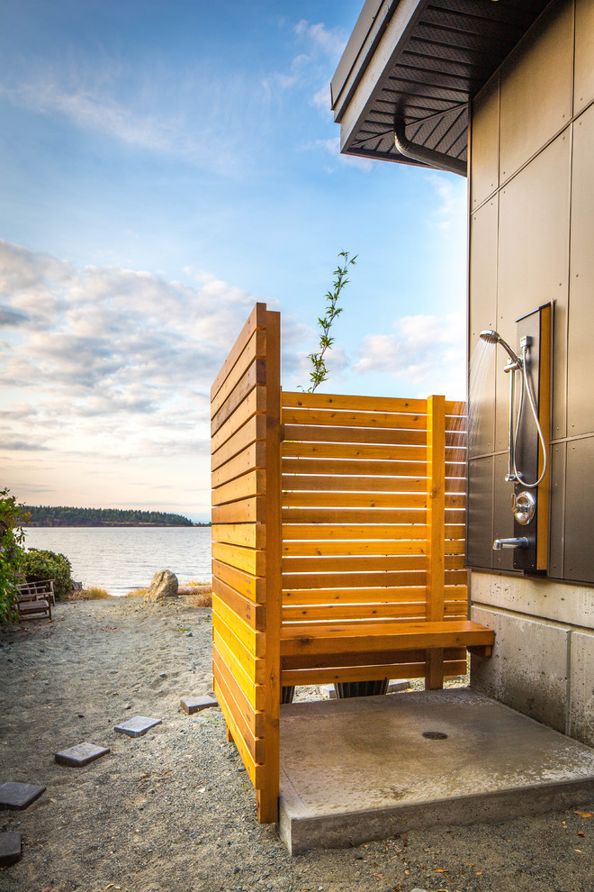 Aménagement d'une terrasse avec une douche extérieure latérale contemporaine de taille moyenne avec une dalle de béton et aucune couverture.