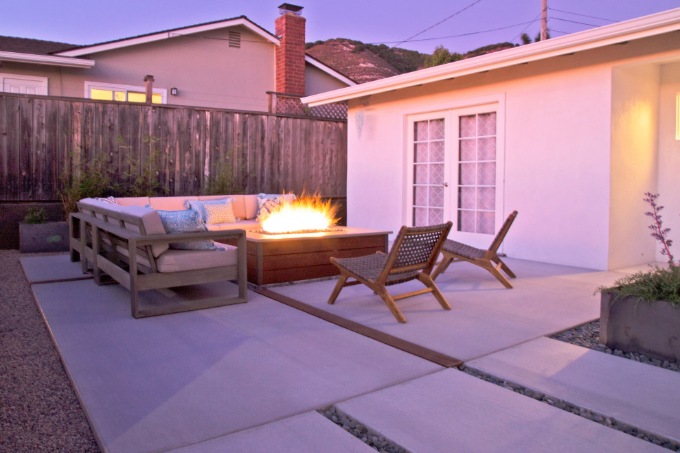Ispirazione per un patio o portico minimalista di medie dimensioni e davanti casa con lastre di cemento