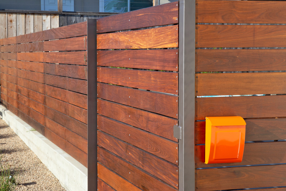 Idee per un patio o portico minimalista di medie dimensioni e davanti casa con lastre di cemento
