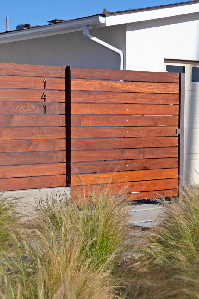 Mittelgroßer Moderner Vorgarten mit Betonplatten in San Luis Obispo