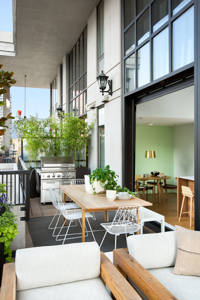 Стильный дизайн: огромный двор на боковом дворе в современном стиле с летней кухней, настилом и навесом - последний тренд