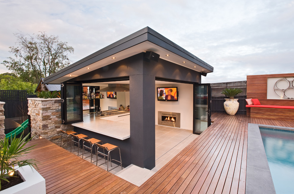 Großer Moderner Patio hinter dem Haus mit Natursteinplatten und Gazebo in Melbourne