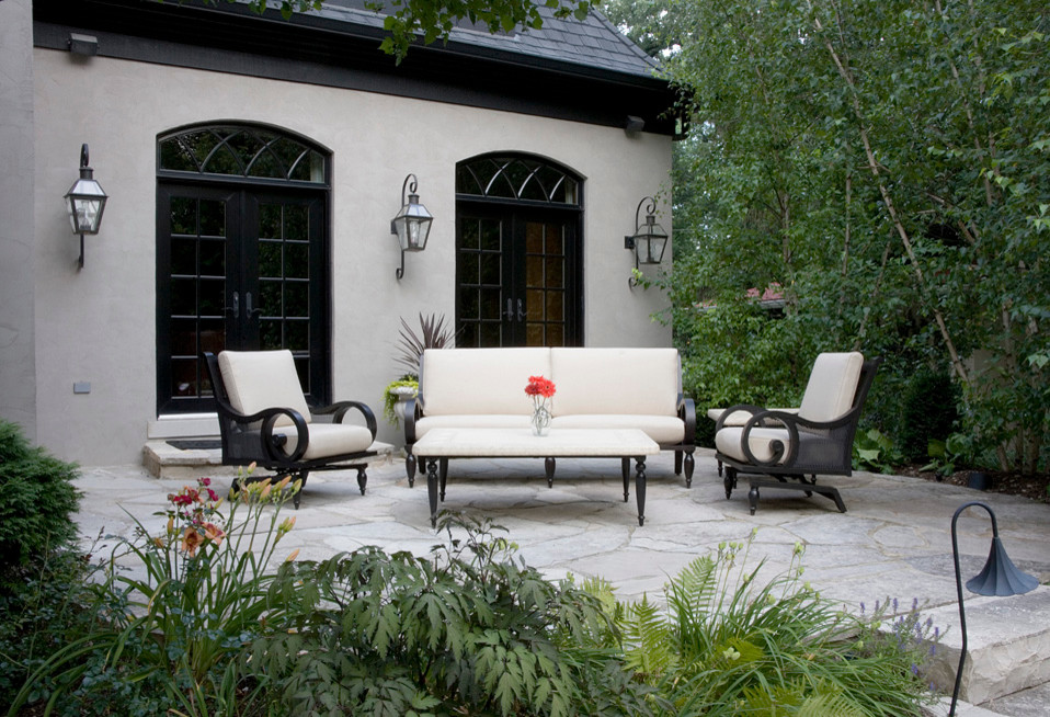 Design ideas for a traditional patio in Chicago.