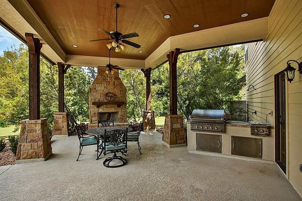Пример оригинального дизайна: двор на заднем дворе в классическом стиле с летней кухней, покрытием из декоративного бетона и навесом