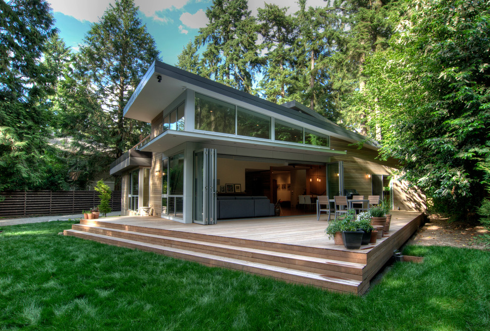 Idee per un grande patio o portico minimal dietro casa con pedane e un tetto a sbalzo