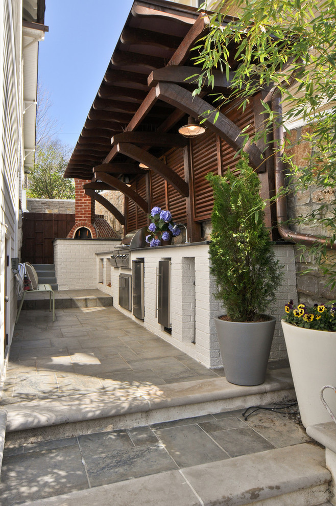 Cette image montre une terrasse traditionnelle avec une cuisine d'été.