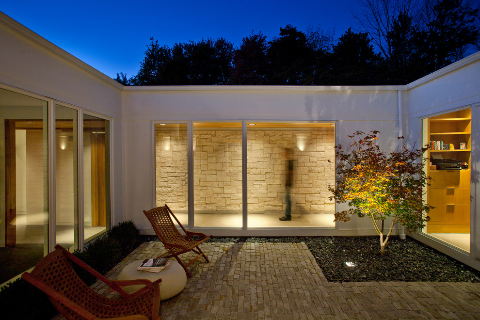 Patio - modern courtyard patio idea in Cincinnati