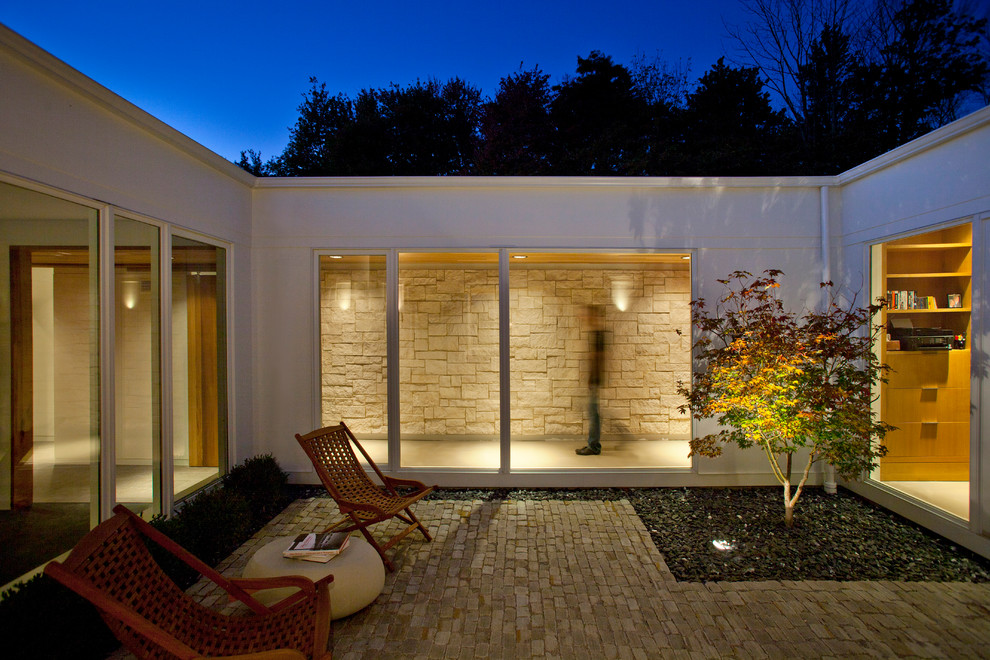Foto di un patio o portico moderno in cortile con pavimentazioni in mattoni e nessuna copertura