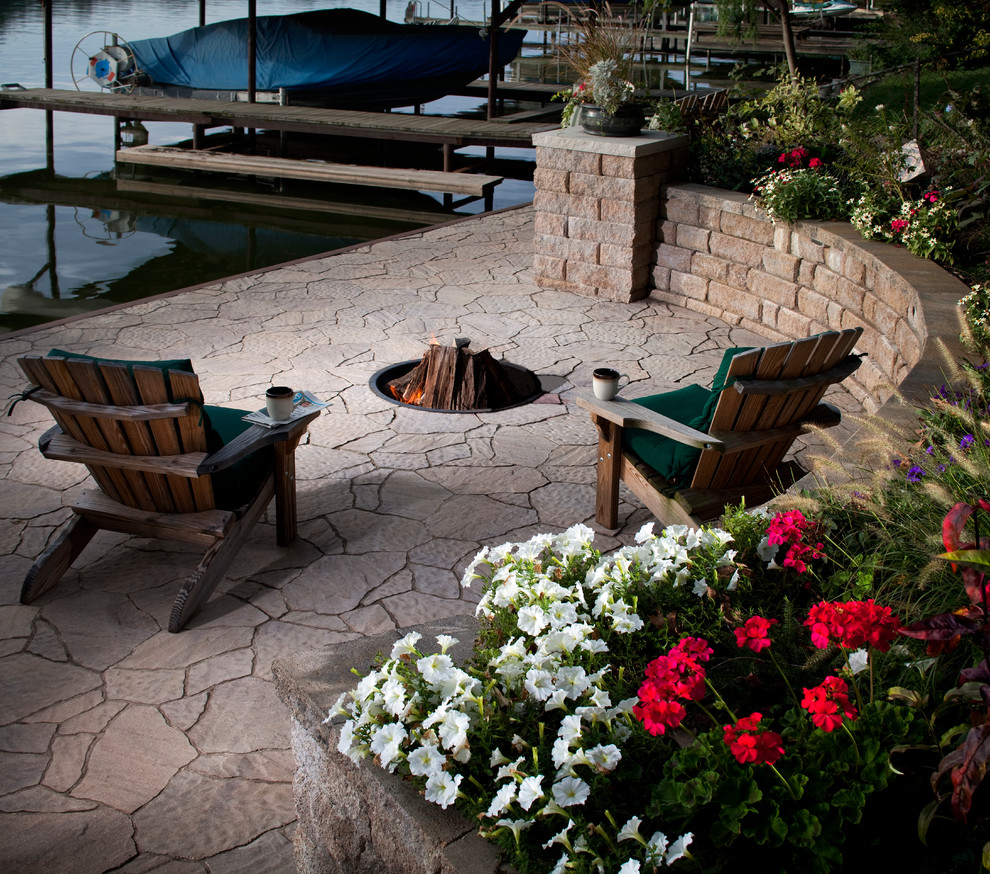 Modelo de patio clásico de tamaño medio sin cubierta en patio trasero con adoquines de piedra natural