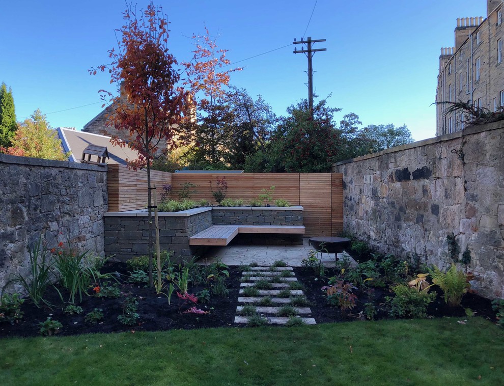 Foto di un patio o portico contemporaneo di medie dimensioni e dietro casa con pavimentazioni in pietra naturale e nessuna copertura