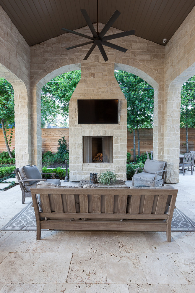 Cette photo montre une terrasse arrière avec une cuisine d'été, des pavés en pierre naturelle et une pergola.